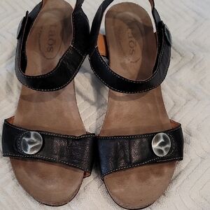 Taos Footwear Women's Black Sandals